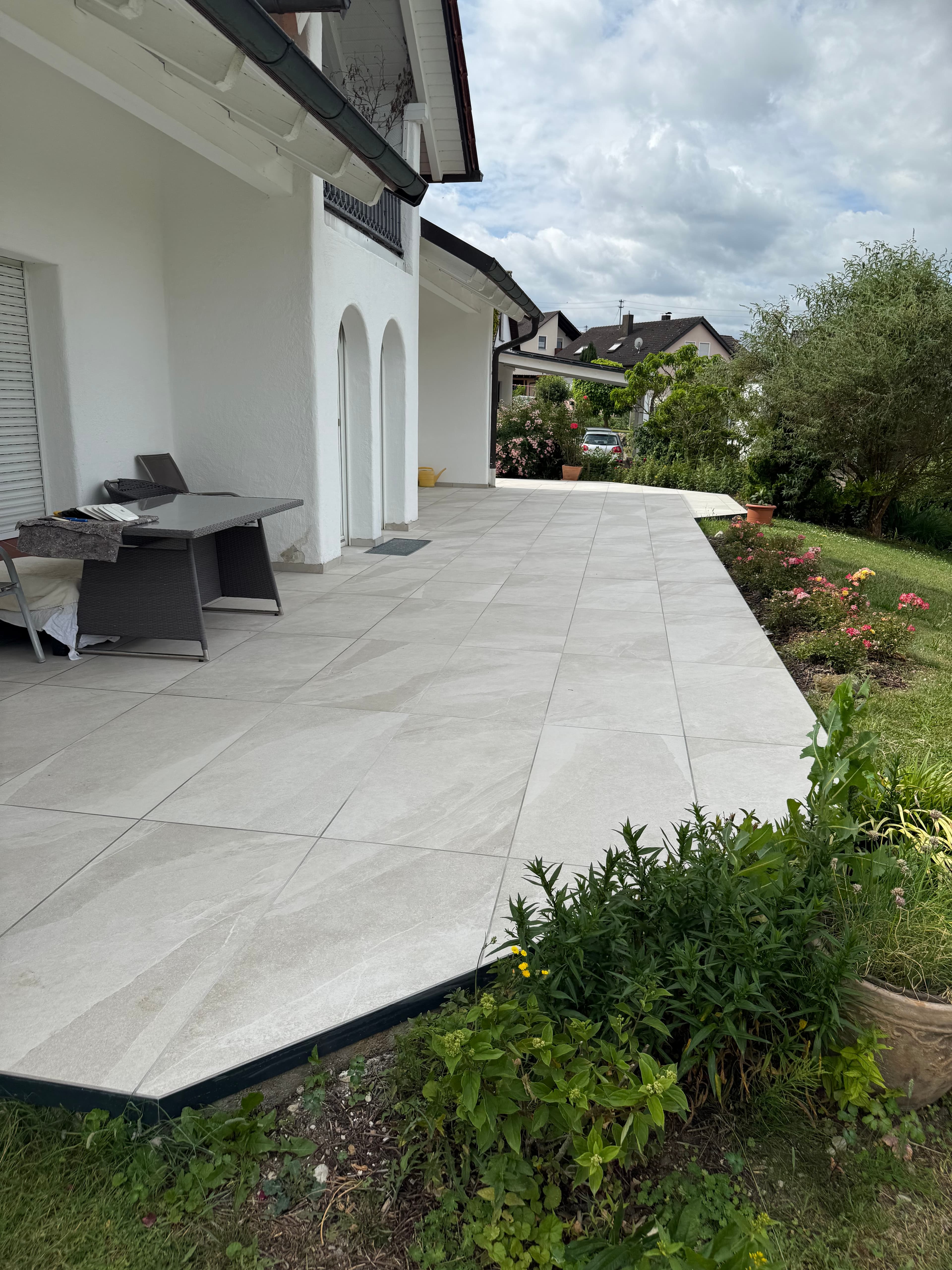 Terrasse mit großformatigen Außenfliesen