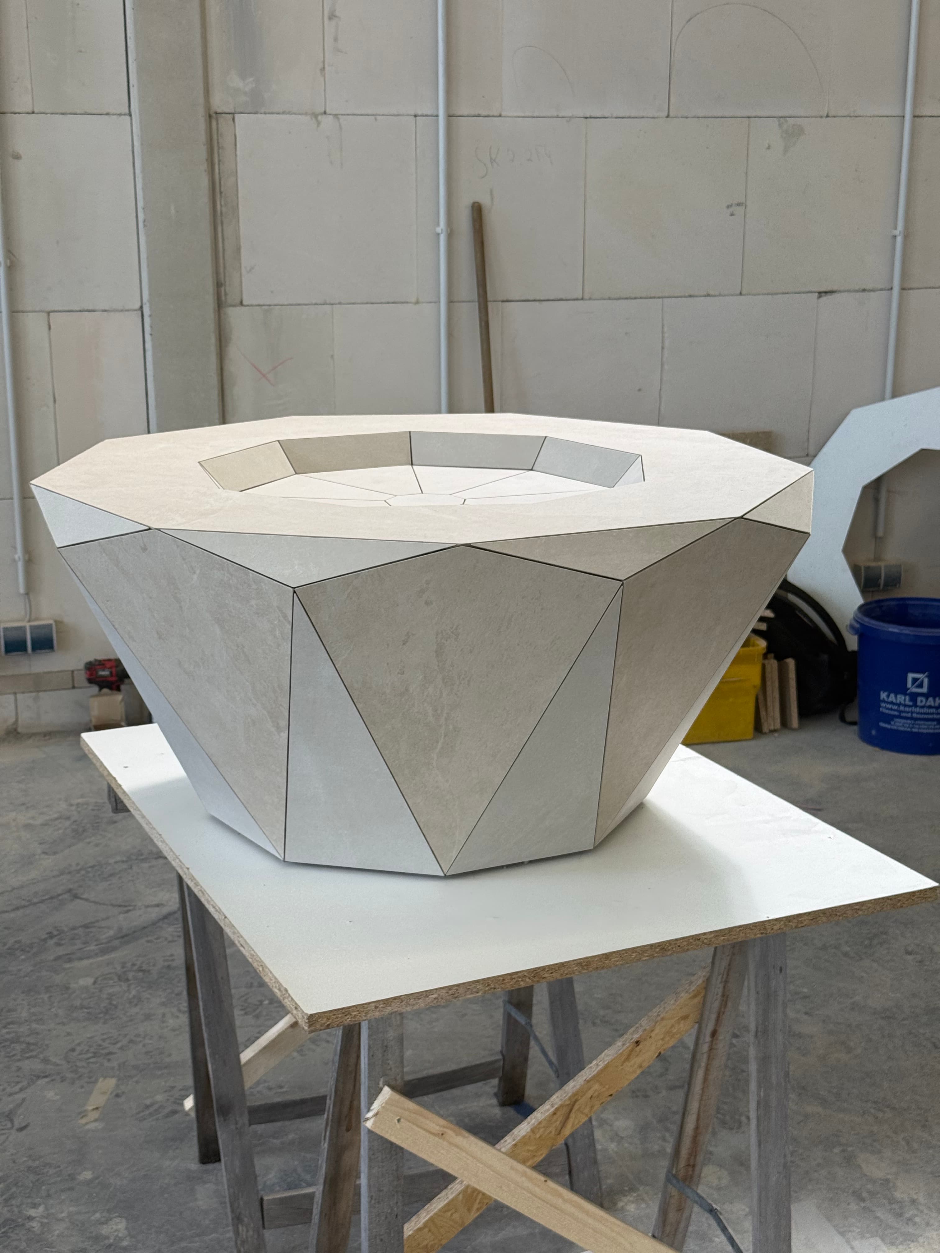 Designstück aus Fliese in geometrischer Form