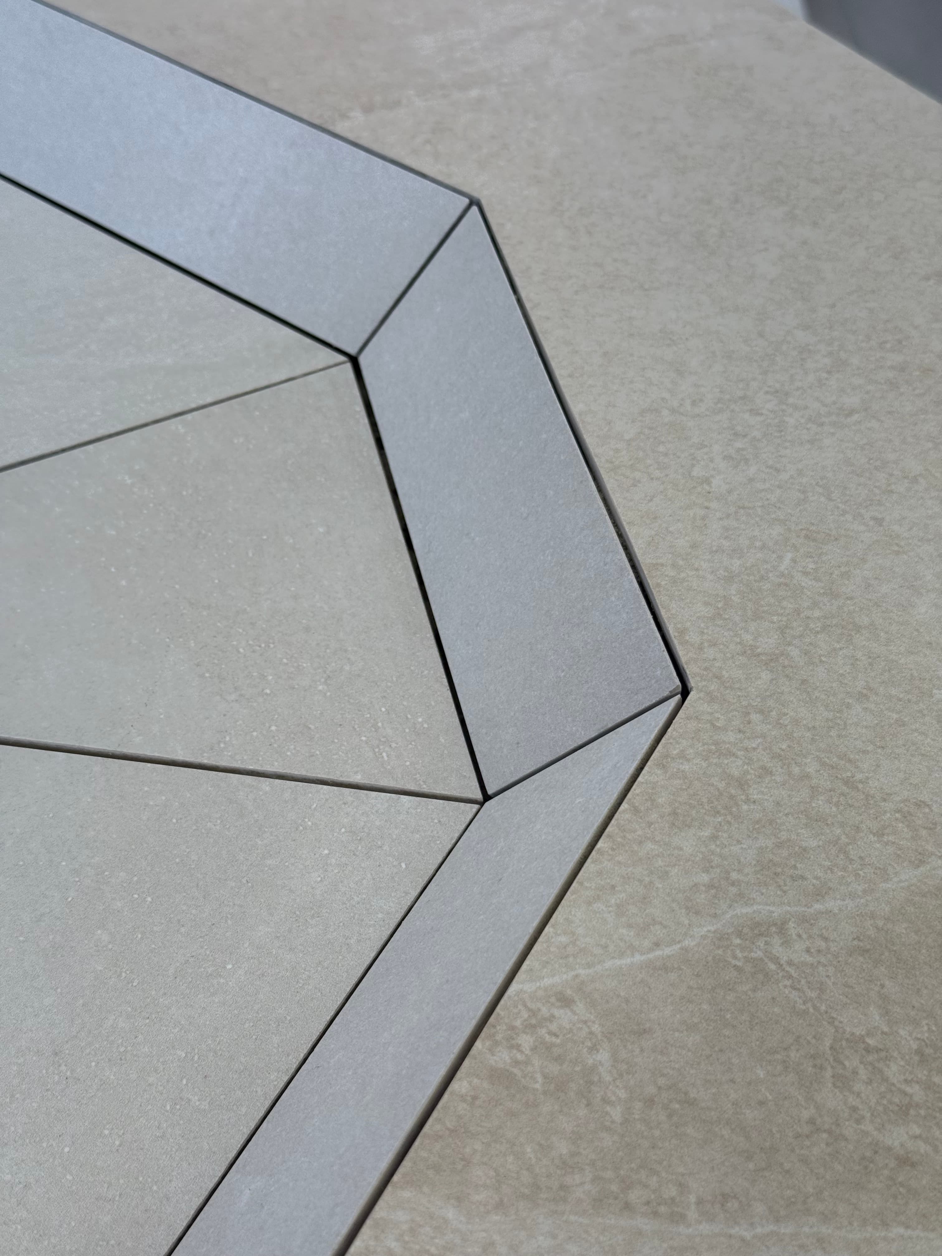 Detailaufnahme präziser Fliesenkanten