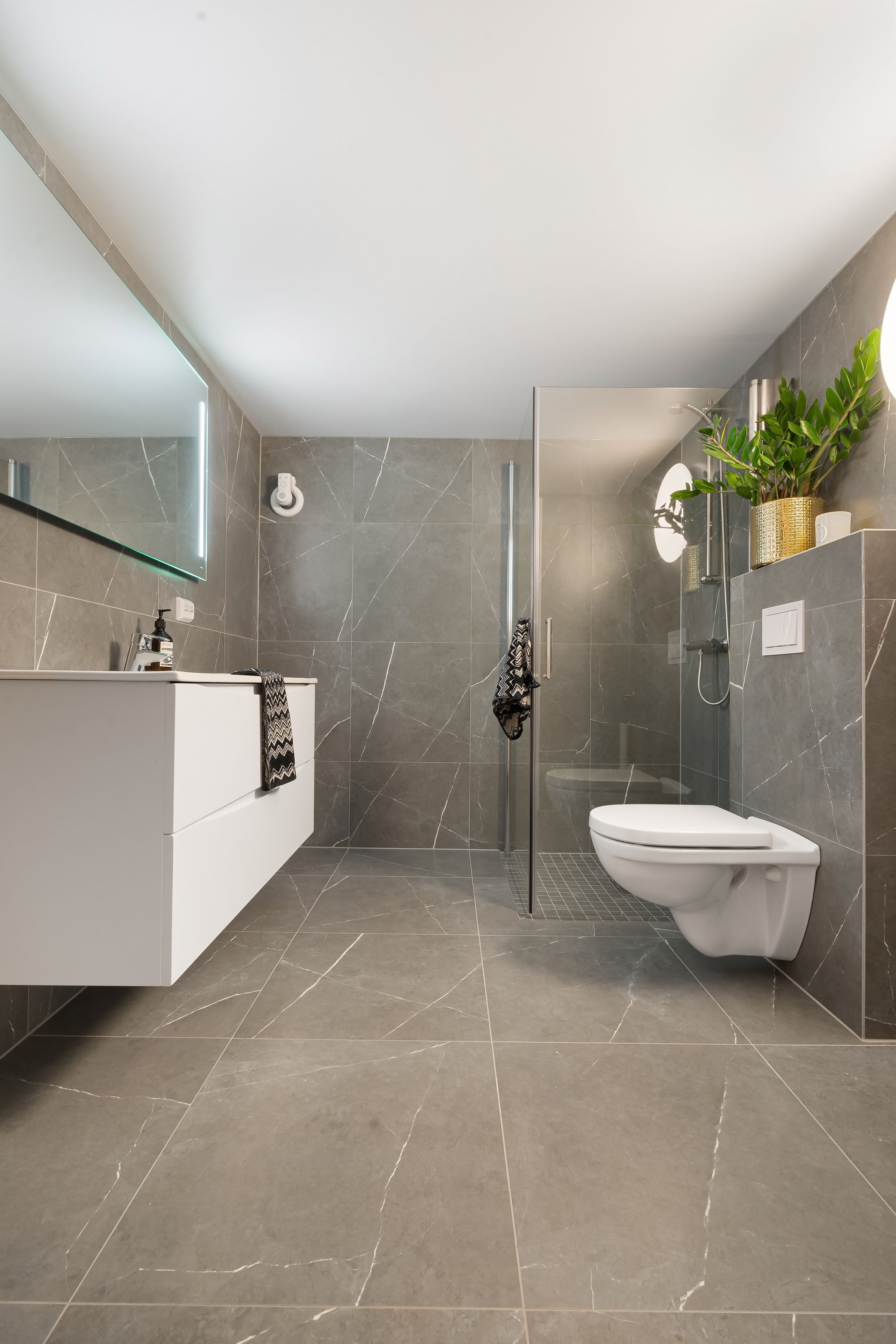 Modernes Bad mit Großformat und Walk-in-Dusche